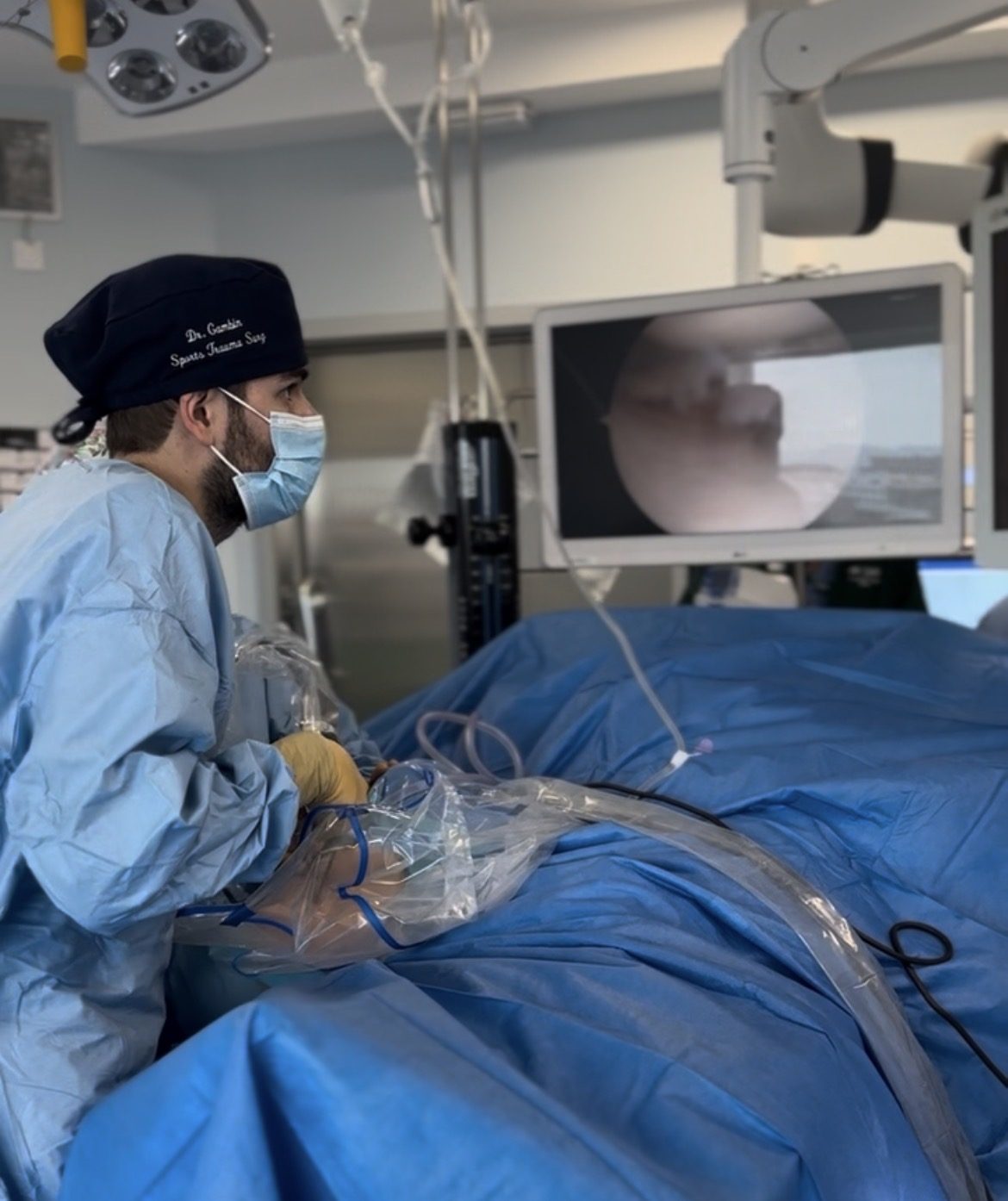 Dr. Gambín verfolgt die Arthroskopie am Monitor im Operationssaal